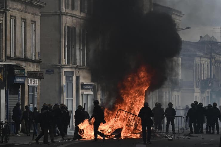 צרפת מהומות בורדו מחאה רפורמה פנסיה