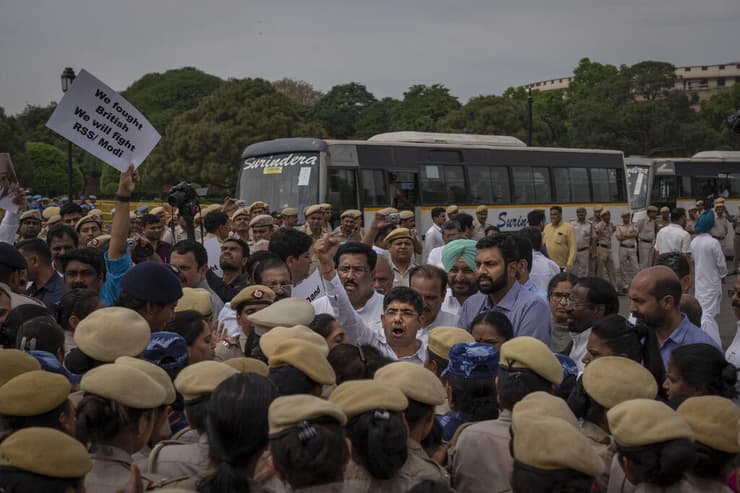 הודו צעדה למען מנהיג האופוזיציה רהול גנדי בעקבות הרחקתו מהפרלמנט