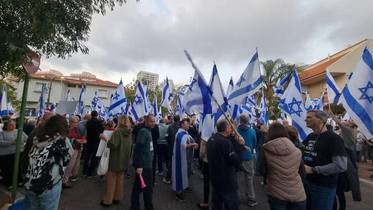 הפגנה מול ביתו של יו"ר ההסתדרות ארנון בר-דוד