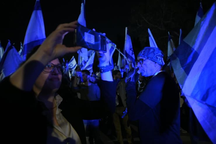 הפגנה מול ביתו של יולי אדלשטיין בהרצליה