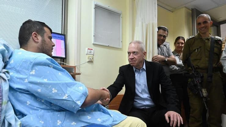 שר הביטחון יואב גלנט מבקר אצל אילון צובל, שנפצע בפיגוע בחווארה