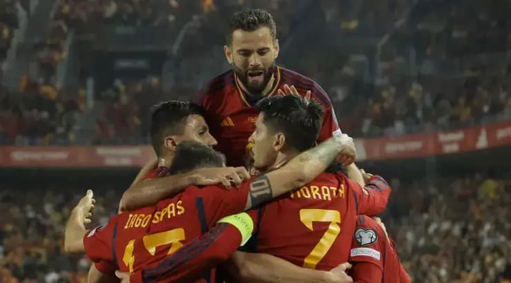 שחקני נבחרת ספרד חוגגים (רויטרס) שחקני נבחרת ספרד חוגגים