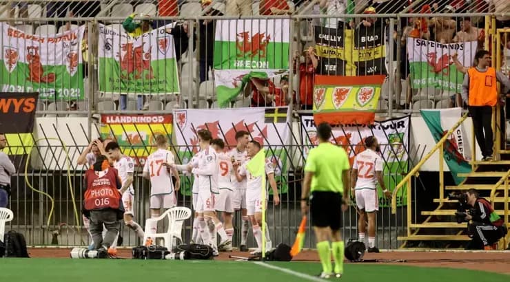 שחקני וויילס חוגגים את השוויון (רויטרס) שחקני וויילס חוגגים את השוויון