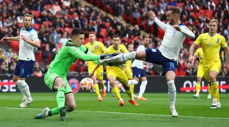 ג'יימס מאדיסון בועט את הריבאונד על השוער