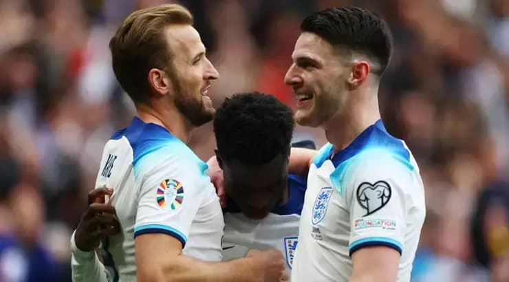 בוקאיו סאקה חוגג עם הארי קיין ודקלאן רייס