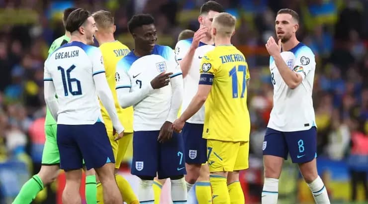 שחקני אנגליה עם אולכסנדר זינצ'נקו בסיום