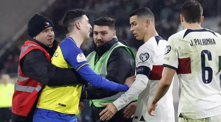 רונאלדו ואוהד עם חולצה של אל נאסר שפרץ (רויטרס) רונאלדו ואוהד עם חולצה של אל נאסר שפרץ