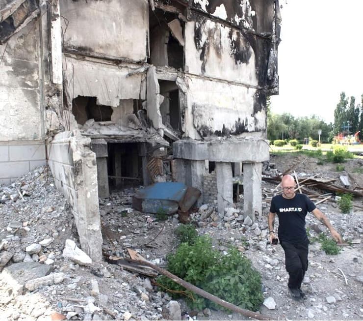 שחר זהבי בוחן מבנה שנפגע על ידי טילים רוסיים בעיר אירפין באוקראינה