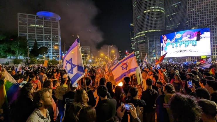 מפגינים בתל אביב על ההפיכה המשפטית