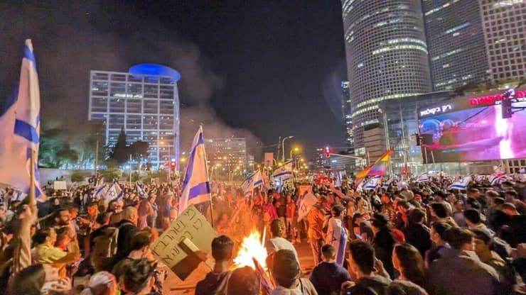 מפגינים בתל אביב על ההפיכה המשפטית