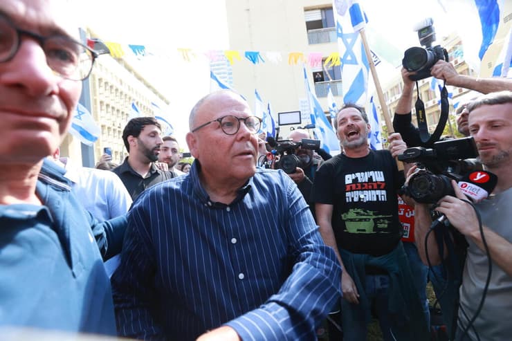 ארנון בר דוד מדבר עם מפגינים לאחר מסיבת העיתונאים