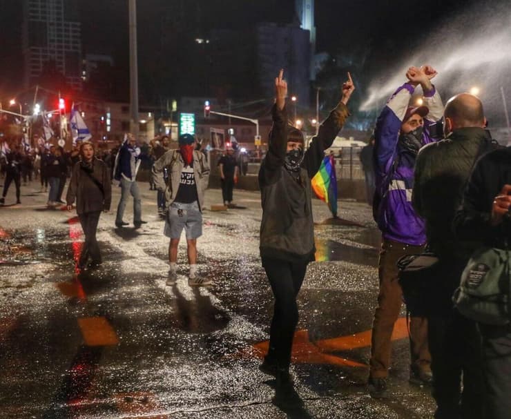 המשטרה מפעילה מכת''זית על המפגינים בהפגנה על ההפיכה המשפטית בתל אביב