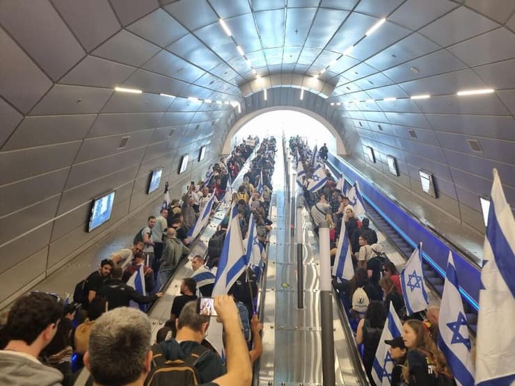 עומס מפגינים בתחנת הרכבת בירושלים