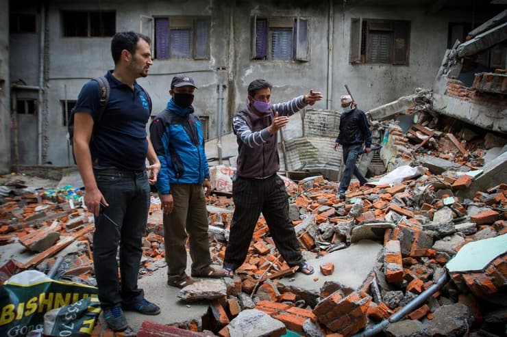 יותם פוליצר בנפאל לאחר רעידת האדמה ב-2015