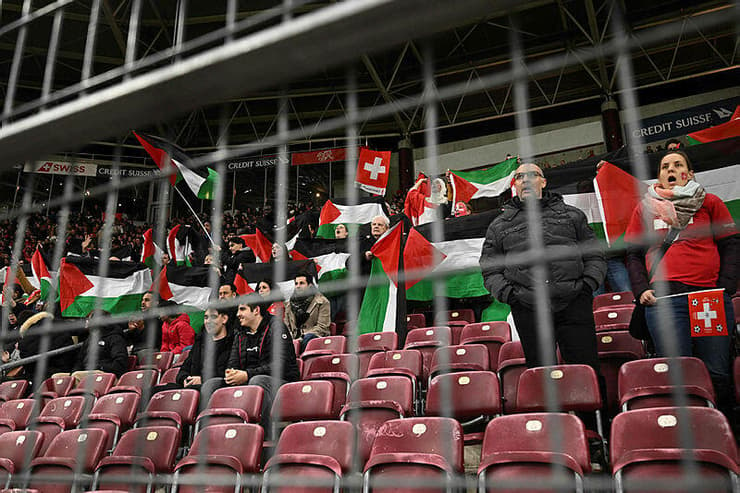 אוהדי שווייץ עם דגלי פלסטין