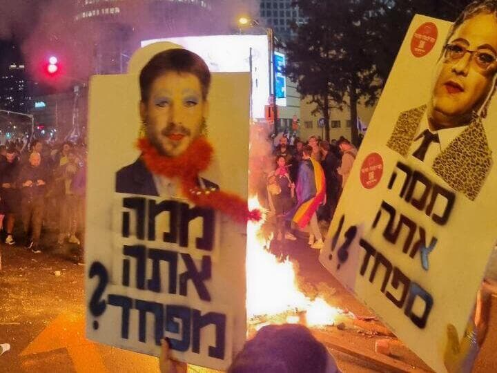 מבעירים מדורה בהפגנה על ההפיכה המשפטית בתל אביב