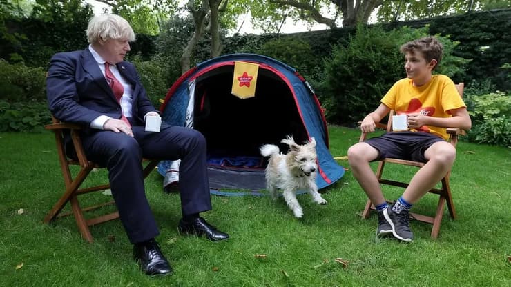 מקס ווזי בן 13 מ בריטניה ששבר שיא גינס לגיוס תרומות בעזרת קמפינג אחרי שישן 3 שנים ב אוהל שותה תה עם בוריס ג'ונסון