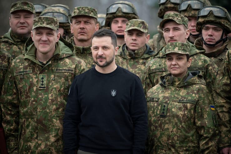 נשיא אוקראינה זלנסקי עם חיילים בקייב 24 במרץ מלחמה מול רוסיה