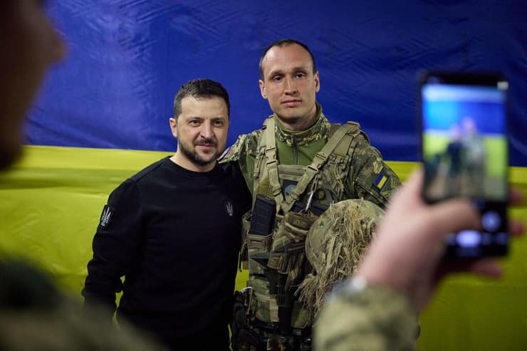נשיא אוקראינה זלנסקי נפגש עם חיילים ב זפוריז'יה 27 במרץ מלחמה מול רוסיה