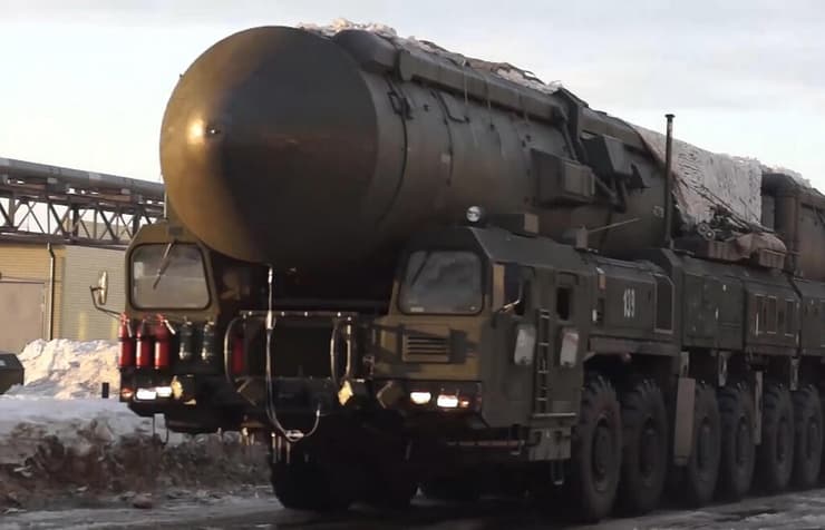תרגיל של צבא רוסיה עם משגר נייד של טיל טילים בליסטיים מדגם יארס כוחות גרעיניים גרעין ב נובוסיבירסק