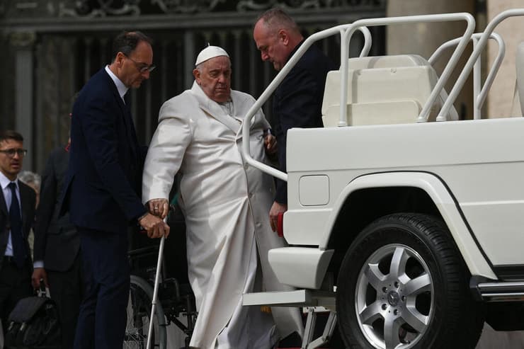 האפיפיור אפיפיור פרנסיסקוס מועבר מכיסא גלגלים לרכב בתום הופעה ציבורית ב כיכר פטרוס הקדוש ב ותיקן הוותיקן שעות לפני שאושפז