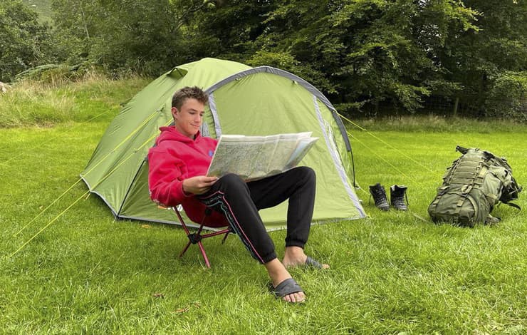 מקס ווזי בן 13 מ בריטניה ששבר שיא גינס לגיוס תרומות בעזרת קמפינג אחרי שישן 3 שנים ב אוהל