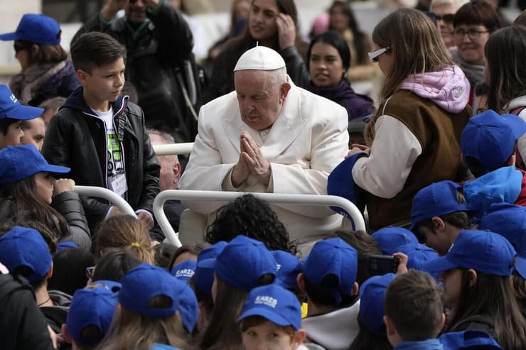 האפיפיור אפיפיור פרנסיסקוס ב ותיקן הוותיקן בהופעה ציבורית שעות לפני שאושפז