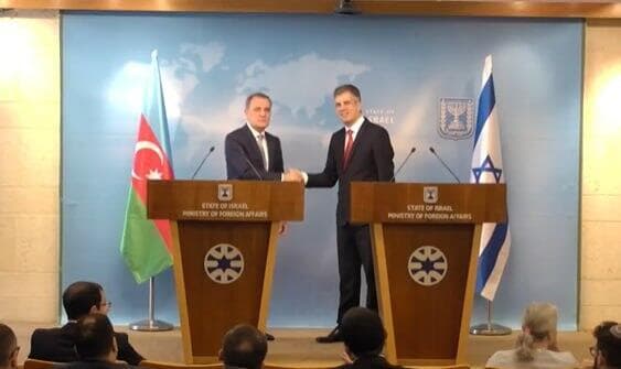 שר החוץ אלי כהן, עם שר החוץ האזרבייג'ני ג'ייהון בייראמוב בהצהרה לתקשורת