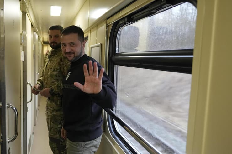 נשיא אוקראינה זלנסקי ב רכבת מסומי לקייב ריאיון ל-AP על מלחמה מול רוסיה