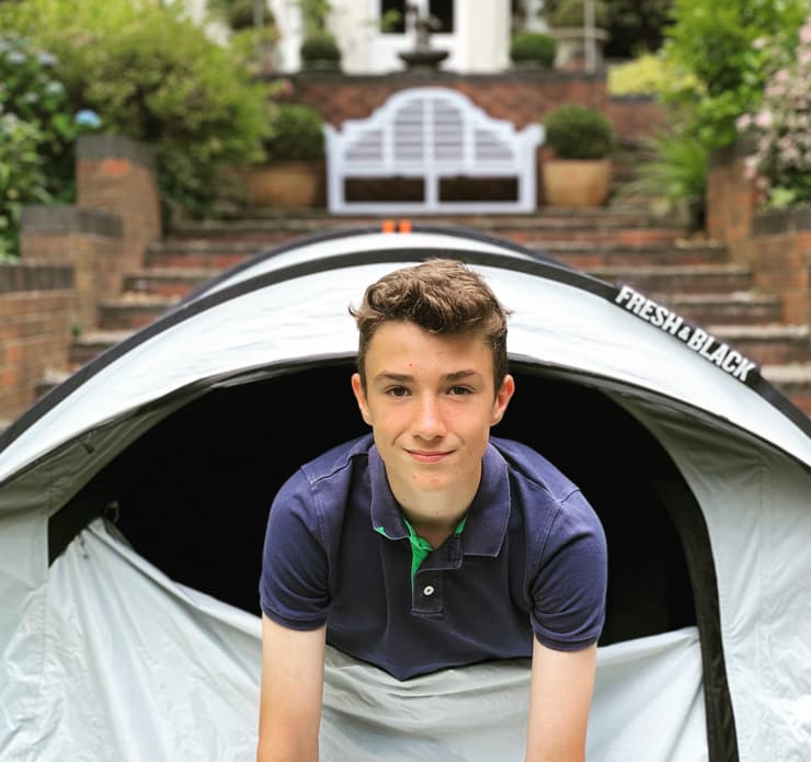 מקס ווזי בן 13 מ בריטניה ששבר שיא גינס לגיוס תרומות בעזרת קמפינג אחרי שישן 3 שנים ב אוהל
