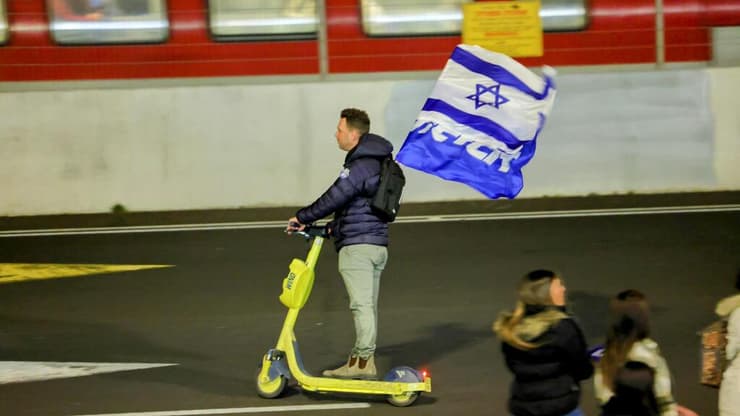 מפגינים בעד ההפיכה המשפטית חוסמים את מחלף השלום, תל אביב