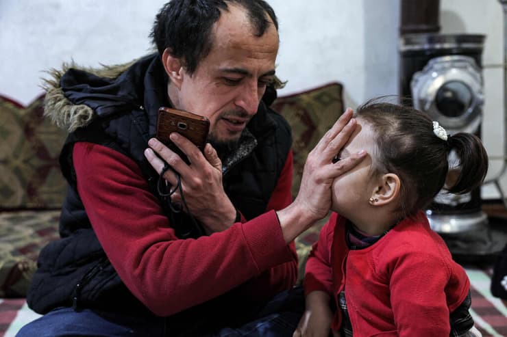 סוריה איסלאם שחבנוב מורד סורי מ רוסיה עם בנותיו פתח מסעדת סושי ב אידליב