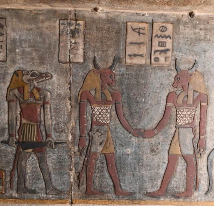 אחד מהאיורים שנחשפו על קירות מקדש איסנא במצרים