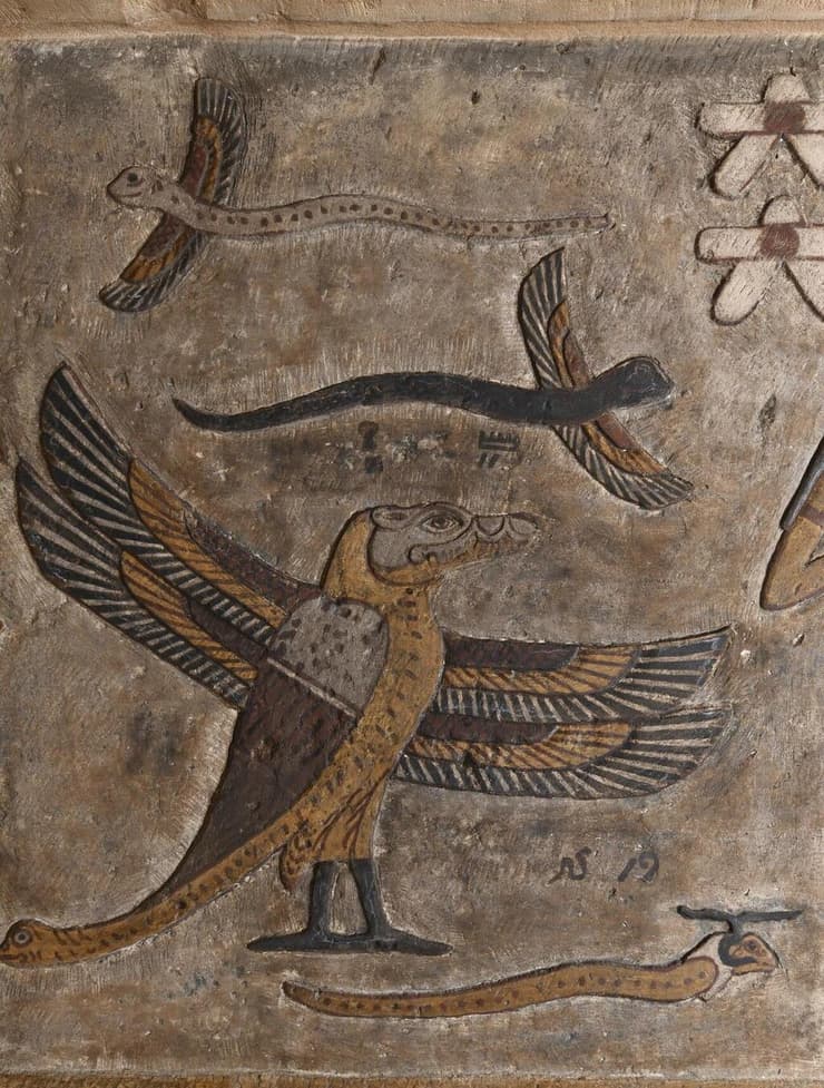 נחשים, תנינים וחיות שונות ומדהימות נוספות, ביניהן נחש עם ראש איל וציפור עם ראש תנין, זנב של נחש וארבע כנפיים, אשר נחשפו על קירות מקדש איסנא במצרים