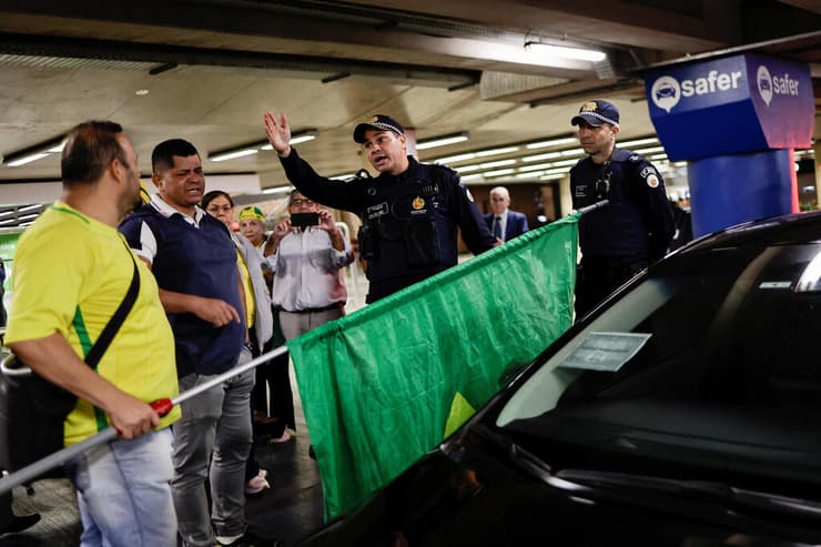 נמל תעופה ברזיליה תומכי נשיא ברזיל לשעבר ז'איר בולסונרו מחכים ל נחיתתו