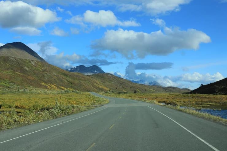 כביש אחד חוצה את הפארק הלאומי, ממנו מסלולי טיול רבים