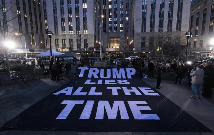 "טראמפ כל הזמן משקר". שלט ליד בית המשפט במנהטן, אחרי ההחלטה