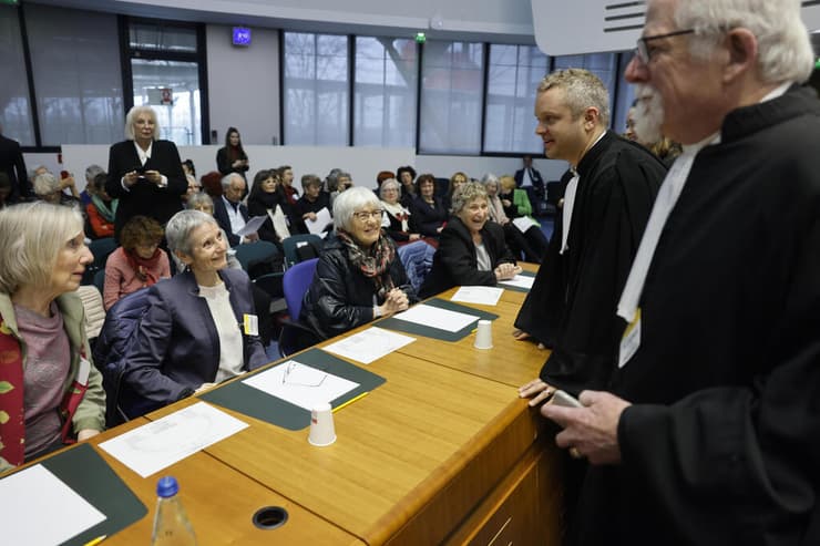 עורך הדין של התובעות וכמה מהנשים שהגישו את התביעה בבית הדין