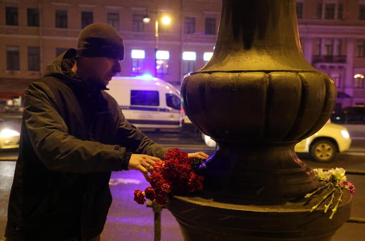 רוסיה סנט פטרסבורג מניחים פרחים ליד בית הקפה שבו חוסל בפיצוץ בלוגר צבאי ולדלן טטרסקי