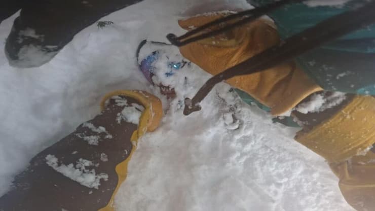 חילוץ מ שלג של גולש סקי שנקבר הפוך ב הר בייקר במדינת וושינגטון ארה"ב