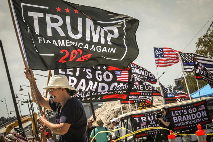 תומכי טראמפ מפגינים מחוץ לאחוזתו ב מאר א-לאגן פלורידה ארה"ב בצל אישום שהוגש נגד הנשיא לשעבר