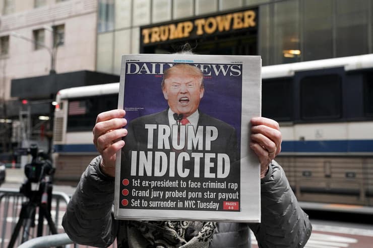 מתנגדי טראמפ מפגינים מולו מחוץ למגדל טראמפ ב ניו יורק על רקע אישום בפרשת דמי שתיקה