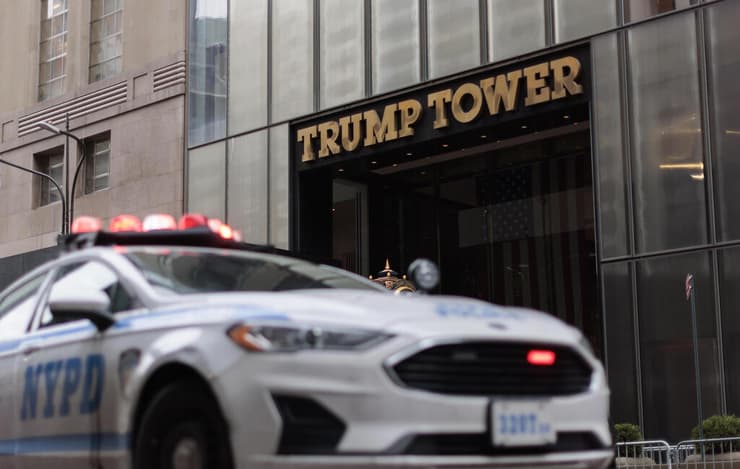 משטרה מחוץ ל מגדל טראמפ ב ניו יורק ארה"ב בצל אישום שהוגש נגד הנשיא לשעבר