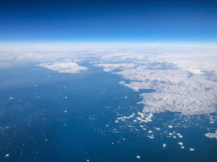 צילום אווירי שממחיש את האופן שבו קרחונים נמסים בגרינלנד כתוצאה משינויי האקלים