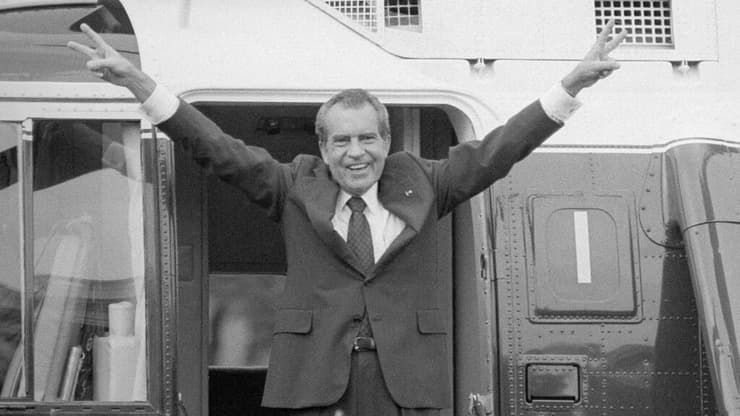 ריצ'רד ניקסון מנופף לקהל ליד המסוק שלו לאחר שהתפטר ב-1974