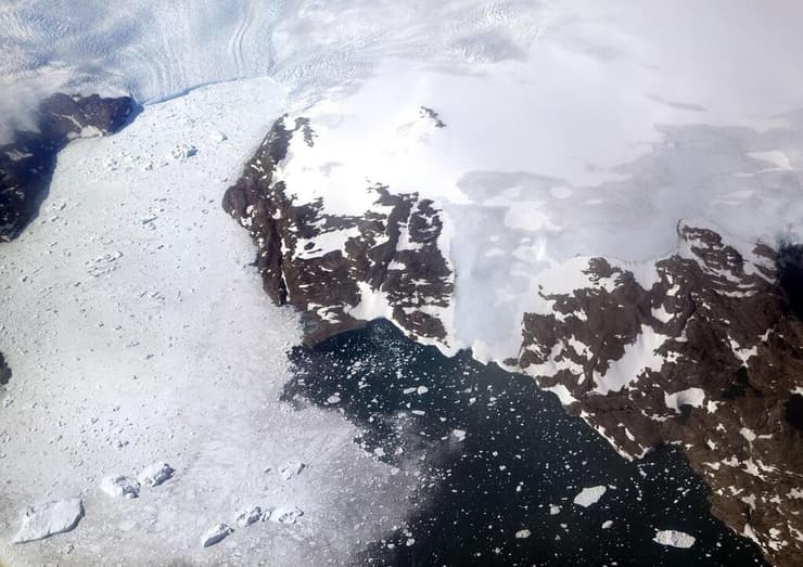 קרחונים שנמסים בגרינלנד כתוצאה משינויי האקלים
