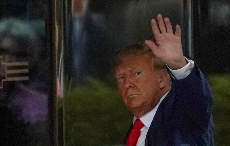 הנשיא לשעבר מנופף לקהל עם כניסתו למגדל טראמפ שבבעלותו בניו יורק. "זה ציד מכשפות!" 