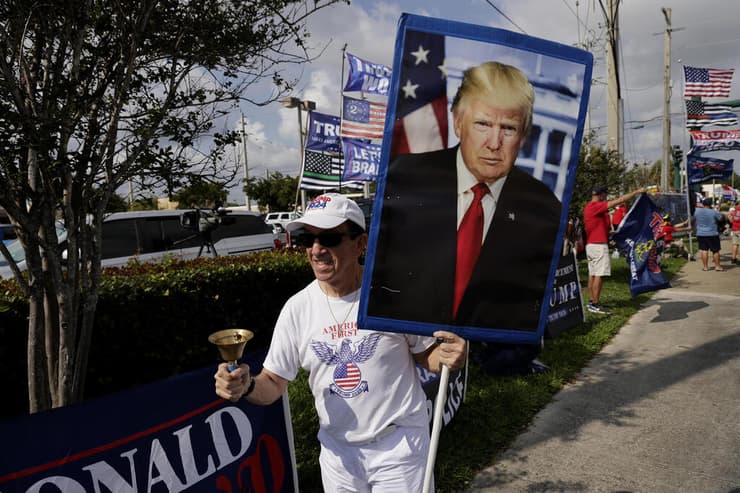 תומכי טראמפ מחכים לשיירה שלו ב פאלם ביץ' פלורידה לפני שהמריא לניו יורק לשמיעת אישום נגדו ארה"ב