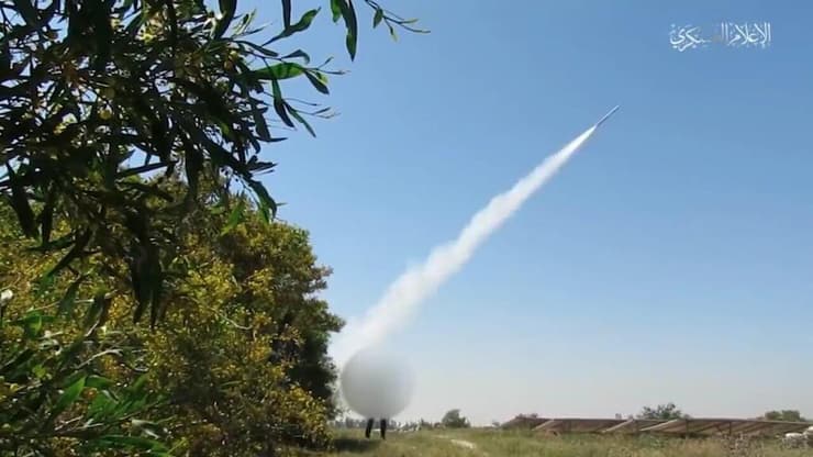תיעוד: חמאס משגר טילים לעבר מטוסי חיל האוויר