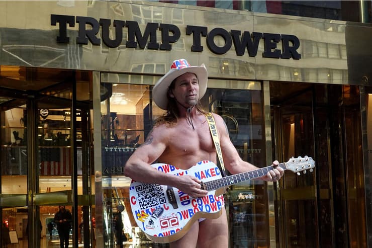 הכאובוי העירום תומך של טראמפ מחוץ למגדל טראמפ ב ניו יורק לקראת שמיעת אישום נגדו ארה"ב